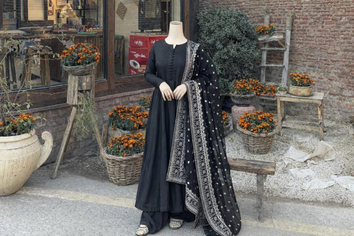 Elegant Black Flowing Maxi With Inner , Trouser & Organza Dupatta ( 3 Pcs ) - Eid Collection